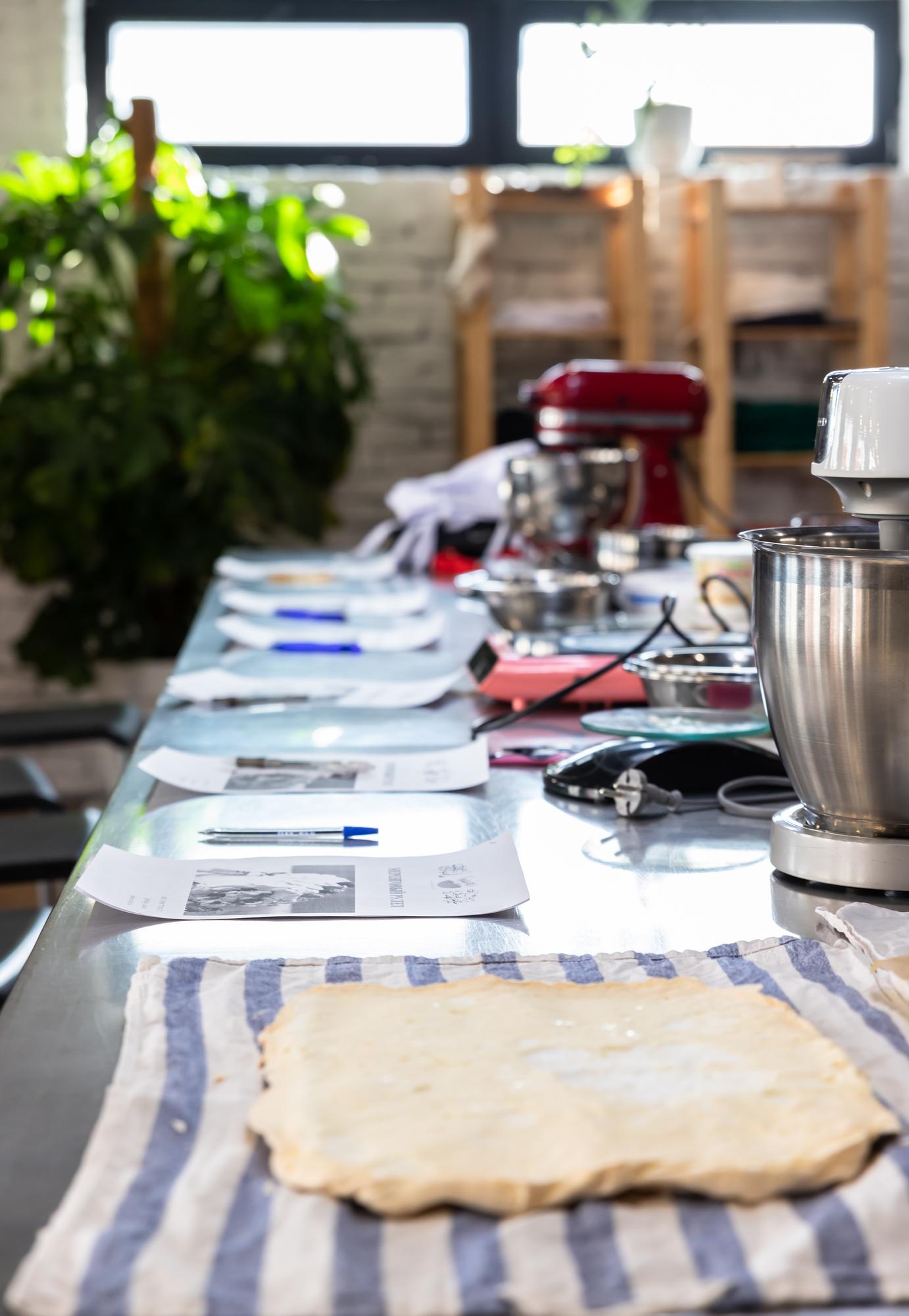 Stalai su paruoštais ingredientais dirbtuvėms